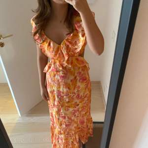 Sååå fin zara klänning som är perfekt nu till sommaren 😻 klicka INTE köp direkt 