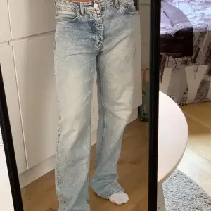 Säljer dessa ljusblå our legacy jeans i storlek 30. Byxorna är lågmidjade på mig och sitter lite oversize. Byxorna är i mycket bra skick då de är sparsamt använda!  Nypris 2200kr