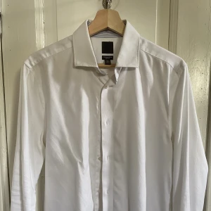 Vit skjorta - Vit skjorta i str M, jag på bilden har vanligtvis L
