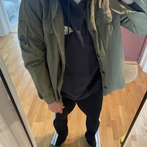 CP COMPANY JACKA!!! - Säljer en skön och uppklädd CP COMPANY Jacka, perfekt till sommaren ovanför en hoodie eller bara en T-shirt. Storlek xxl sitter som L oversize!🫒💚