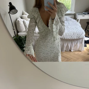 Klänning  - En söt sommarklänning som är köpt i USA. Klänningen har en liten skada, se tredje bilden