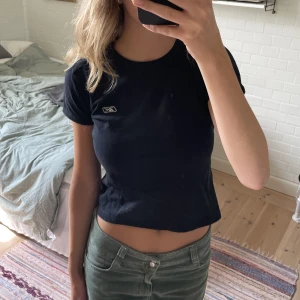 Reebok tshirt - Så fin babytee från Reebok med deras logga på bröstet och en lapp på sidan💕