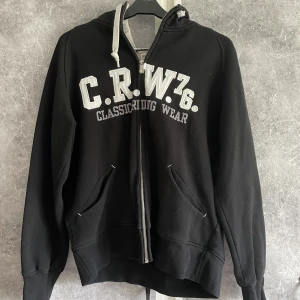 Hoodie - En svart tjock hoodie, kan vara för allt men är nog för ridning