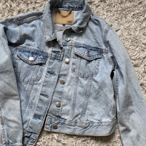 Jeansjacka  - Säljer min helt nya fina oanvända jeansjacka från lager 157💓säljer pga råka köpa 2 stycken, nypris 400💓pris kan diskuteras