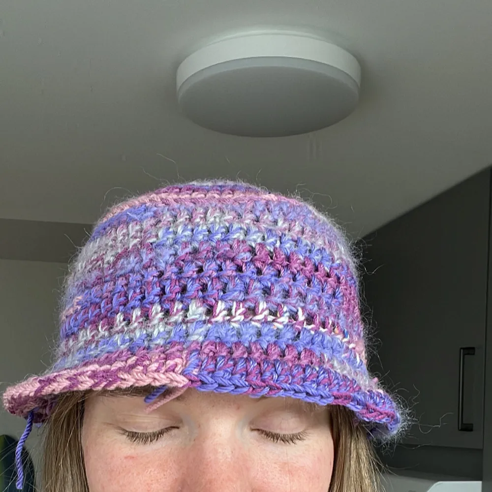 Rosa-lila hatt! Egenvirkad och passar S/M, jag har 56 cm runt huvudet. Skriv vid frågor . Muu.