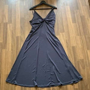 Klänning  - En väldigt fin klänning som jag använt en gång. Mid längd. Åt de mörklila hållet