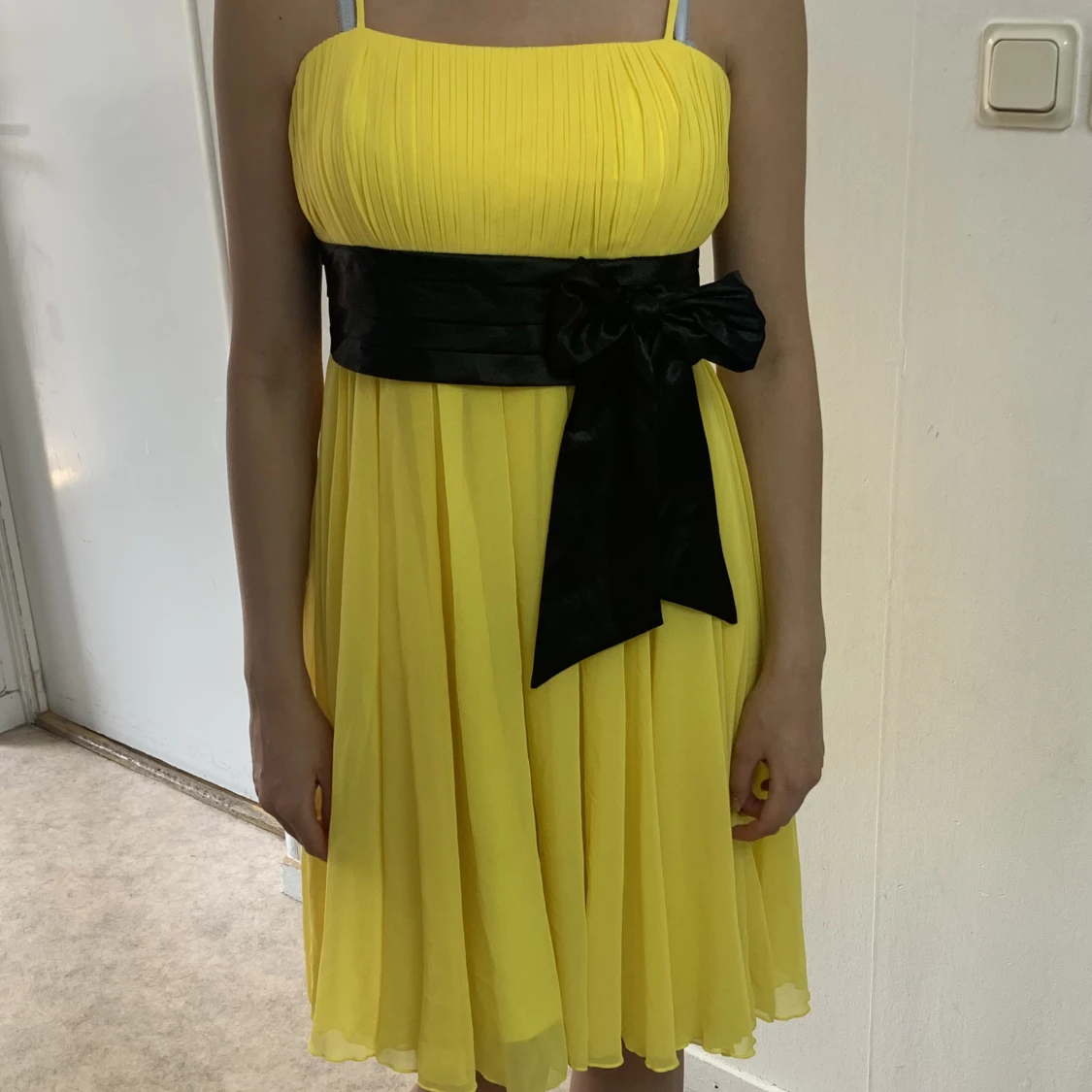 Festklänning i gul och svart rosett