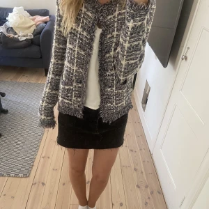 Kofta - Säljer denna otroligt snygga och mysiga kofta från dea studio i storlek S/M