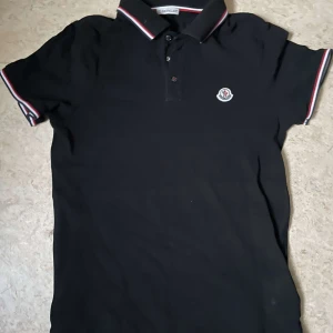 Moncler pike äkta - Moncler pike äkta i xs. Väldigt stilren. 2500kr i butik.