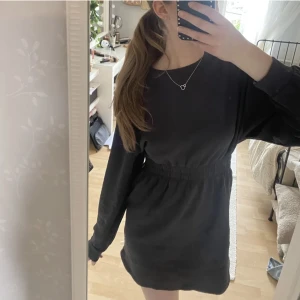 Klänning  - Säljer dena super fin tjockärmad kläning från hm i jätte bra skick 