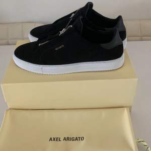 Helt nya Axel arigato skor i storlek 44. Alla orginaltags, dustbag och box är kvar.  Kvitto finns, pris 2000kr 