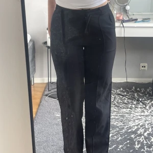 Kostymbyxor  - Svarta kostymbyxor från Madlady. Storlek 36. Super fin model men har tyvärr blivit försmå i midjan vilket gör att jag inte kan stänga dragkedjan hela vägen upp. Men annars är de superfina! 