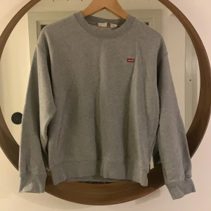 Grå tröja - Grå tröja från Levi’s i storlek small. Skick 9/10, säljes för den är för liten, nypris 769 kr, ca 1 år gammal, pris kan diskuteras vid snabb affär. 