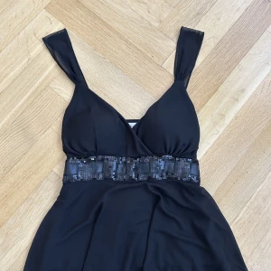 Trendig glittrig volangklänning - Fin volangklänning som passar alla