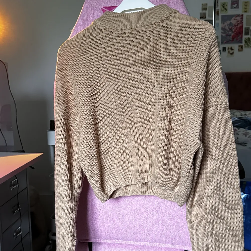 En gullig stickad tröja för hösten eller vintern, storlek M som finns att hämta eller postas!. Stickat.