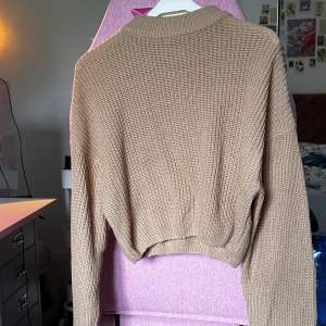 En gullig stickad tröja för hösten eller vintern, storlek M som finns att hämta eller postas!