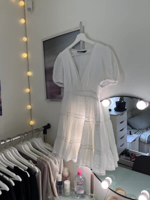 Zara klänning - Säljer nu denna söta klänning från zara, köpt förra sommaren men har tyvärr inte kommit till användning. Klänningen är i storlek XS, skulle även säga att den passar en S.