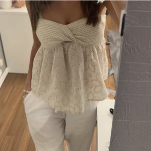 Topp - Jättefin topp som passar perfekt nu till sommaren. Säljer då den inte kommer till andvändning. Jättefin topp somm sitter väldigt bra och är extremt skön.