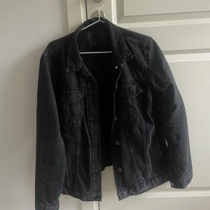 Svart jeansjacka  - Jättefin svart jeansjacka, som tyvärr blivit för liten för mig. Den svarta färgen är åt det stone washed hållet😊