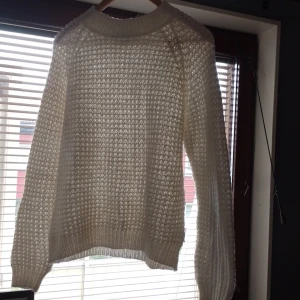 Stickad tröja. - Hej, jag säljer en fin stickad tröja som jag har haft ett tag hemma men inte har använt. Köparen står för frakten.