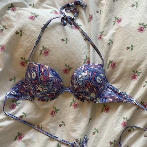 Bekini överdel  - En Bekini överdel från Cubus, den har lite push up och är lite andvänd