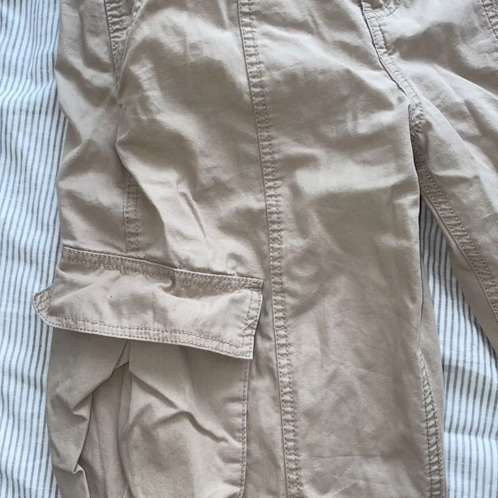 Jätte snygga cargo byxor från H&M har aldrig använts pga att den är lågmidjad då jag inte tar på mig det. Annars är den super snygg och hade passat så fint med en vit topp.. Jeans & Byxor.
