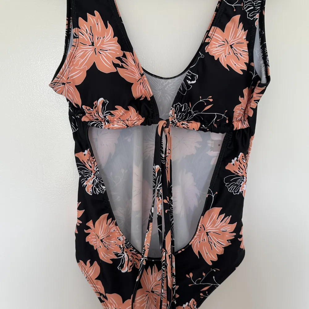 Hi Ladies, I’m selling this really nice bikini from Shein. It is brand new, size M. . T-shirts.