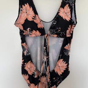 Hi Ladies, I’m selling this really nice bikini from Shein. It is brand new, size M. 