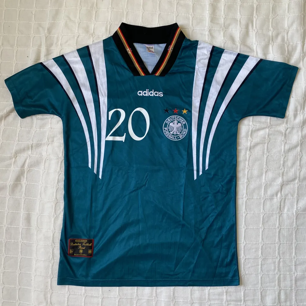 Oliver Bierhoff jersey i strl M. Tyskland bortaställ EM 1996. T-shirts.