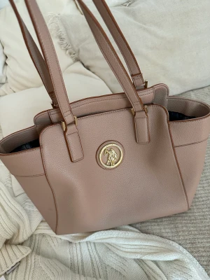 Ralph Lauren väska - Sparsamt använd ralph lauren väska, som ny. Köpt för 1000 orginalpris. 