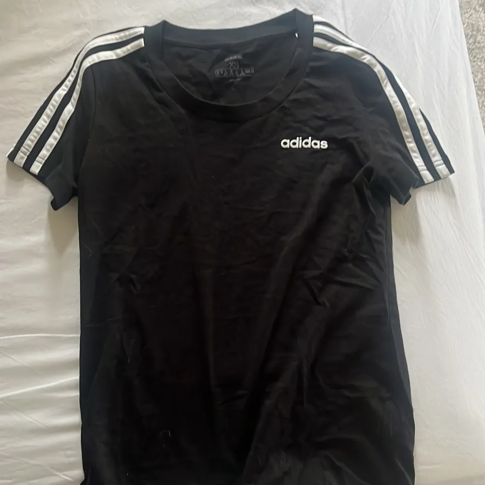 Adidas tshirt som aldirg har använts💗💗jättefin men har aldirg riktigt kommit till användning💗💗💗. T-shirts.