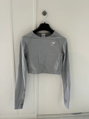 Gymshark set  - Set med tröja och tights från gymshark i grått! Toppen är lite ljusare i färgen tightsen. Båda är i storlek M men en mindre M enligt mig. Knappt använda då dom var försmå för mig. 
