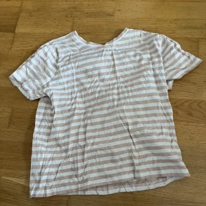 Randig tröja - Randig rosa tröja , strl Xs , 50kr