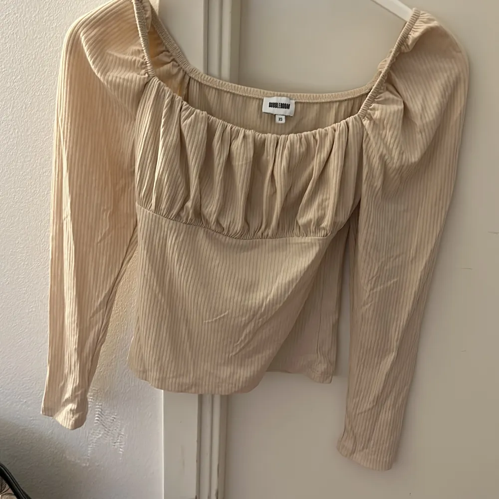 Söt topp. Mycket bra skick. Använd enstaka gånger. Kan användas som off shoulder. Beige/rosa.. Toppar.