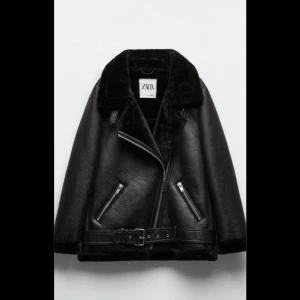 Zara jacka  - Säljer nu denna Zara jackan som är as fin jätte varmt! Men tyvärr inte kommer till användning har använt den 1 gång💗 För mer bilder skriv gärna 