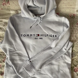 Tommy Hilfiger hoodie - En pastel blå hoodie från Tommy Hilfiger. Den är äkta och i bra skick, använt några gånger men inte längre min stil. 