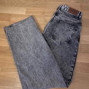Säljer dessa grå/svarta jeans från NA-KD. Nyskick, highwaisted, raka ben.