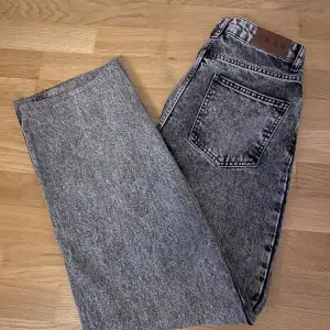 Säljer dessa grå/svarta jeans från NA-KD. Nyskick, highwaisted, raka ben.