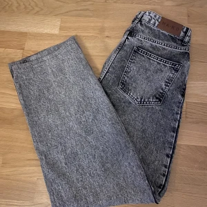 Gråa jeans - Säljer dessa grå/svarta jeans från NA-KD. Nyskick, highwaisted, raka ben.
