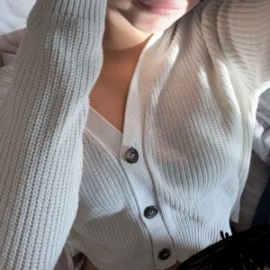 Kofta  - En jätte mysig kofta som tyvär e förlusten för mig den är i ny skick och är jätte fin🫶