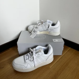 Skor - Aldrig använda och storlek 40 i herrstorlek. Hör av dig vid eventuella prisförslag.