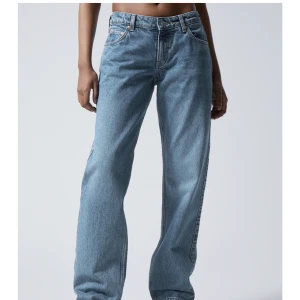 Arrow low jeans  - Säljer mina weekday arrow low jeans i stl 25/30. Inte mycket använda därav inga defekter. Köptes för ca 500-600 i Tyskland augusti förra året. Osäker på om det är samma färg på första bilden som dessa är, iallafall en väldigt klar snygg blå 👌🏻💙💙