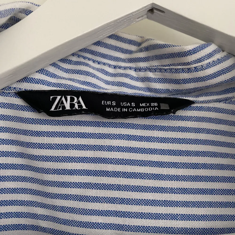 Randig oversize skjorta från Zara. Storlek S. Använd fåtal gånger och inga defekter.. Skjortor.