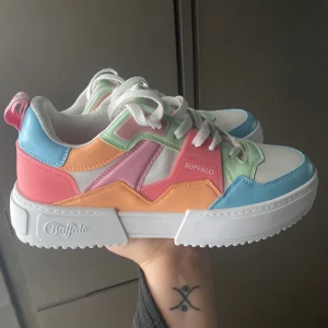 Buffalo - Supersnygga skor från Buffalo. Modellen RSE V2. Knappt använda, någon enstaka gång bara. Storlek 41