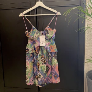 ZARA klänning💜🤍💚 - INTRESSEKOLL!!! Intressekoll på min drömmiga zara klänning som jag precis köpte här till veckan, som tyvärr är för stor vid banden för mig. Helt slutsåld på hemsidan o tänkte kolla om ngn var intresserad att köpa, så slipper jag krångla med att returnera💖