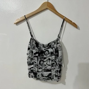 Zara topp - Unik Zaratopp med comic tryck! Helt slutsåld och säljs inte längre. Obs! Toppen ser ut som på andra bilden, på första är trycket lite annorlunda.
