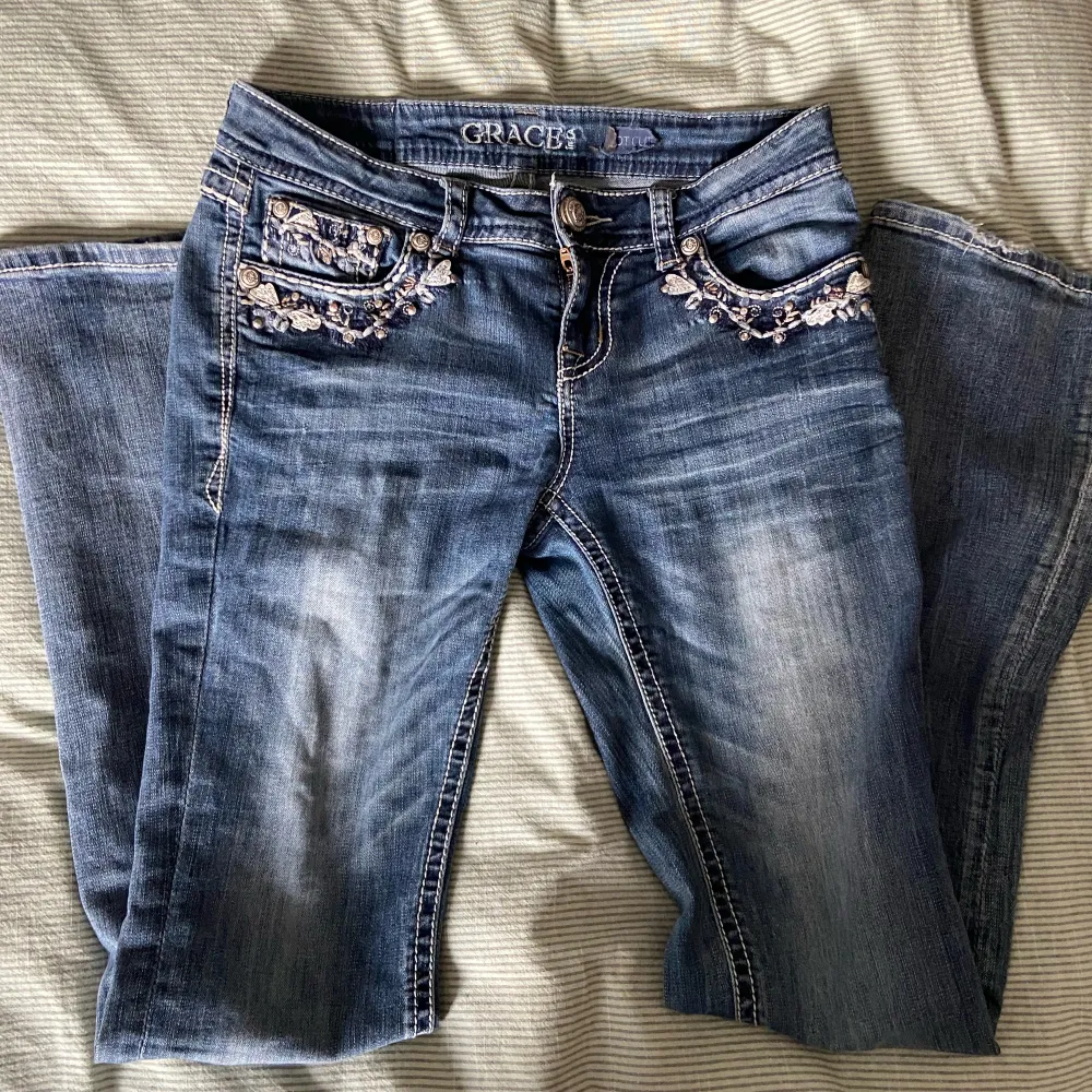 Skitsnygga bootcut jeans med coola detaljer!!! Från grace in LA och har bra kvalitet och superfin passform💕. Jeans & Byxor.