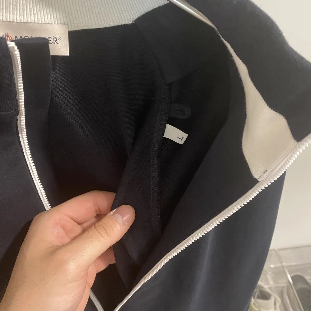 Moncler jumper/sweater med zipper mörkblå med vita detaljer, använd fåtal gånger pågrund av för stor för mig. Hoodies.