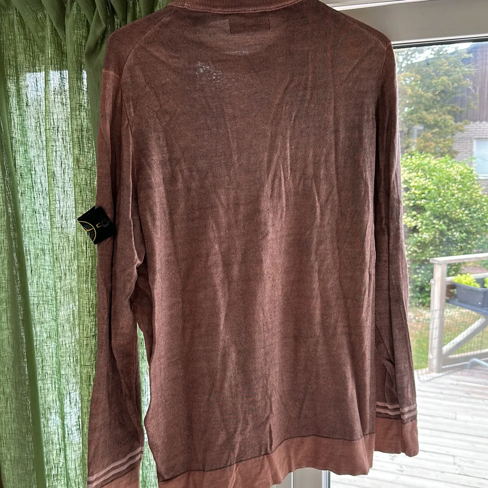 Säljer en Stone Island sweatshirt i storlek XXL. Skicket är som nytt och den har bara blivit använd någon enstaka gång. Passar året runt. Köptes för 2000kr från Terrace.se. . Stickat.