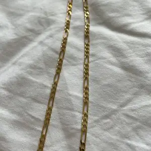 Långt figaro halsband i mycket fint skick.  Material: guldplätterat silver
